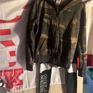 VS PINK CAMO ZIP UP & YOGA LEGGINGS WITH CAMO OUTFIT